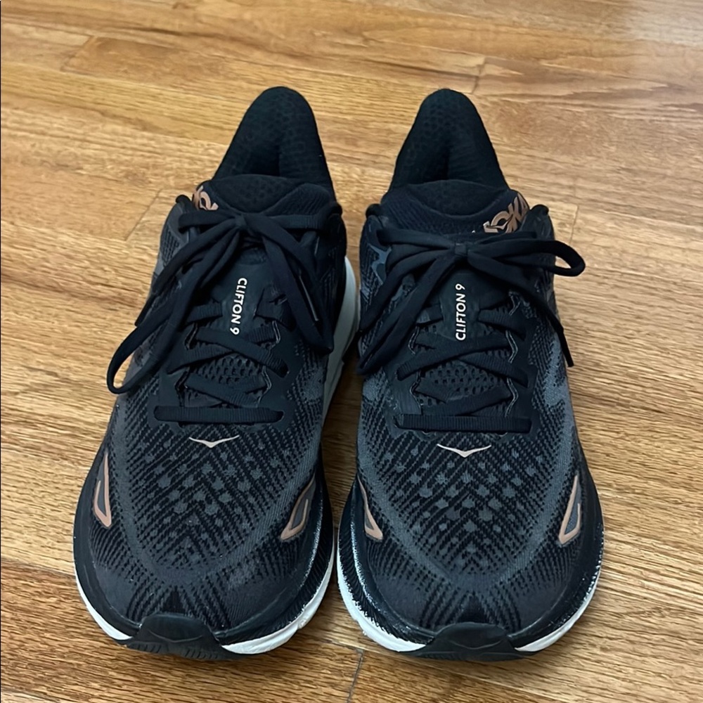 Hoka Clifton 9. Black w/ rose gold accents. Women’s size 8.5.
